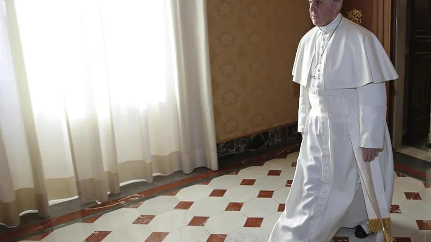 El papa Francisco se dirige a su despacho en El Vaticano.