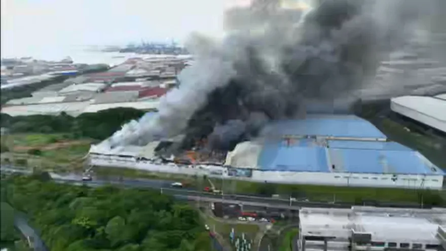 El mayor Ángel Delgado del Cuero de Bomberos de Panamá, brinda detalles de las labores de extinción.