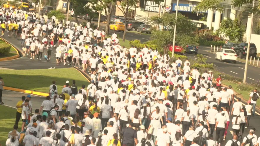 Miles de personas asistieron a la Cinta Costera a la caminata