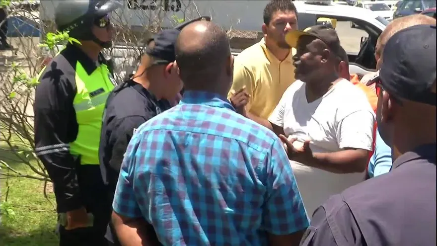 Taxistas en Colón cierran la vía Boyd Roosevelt