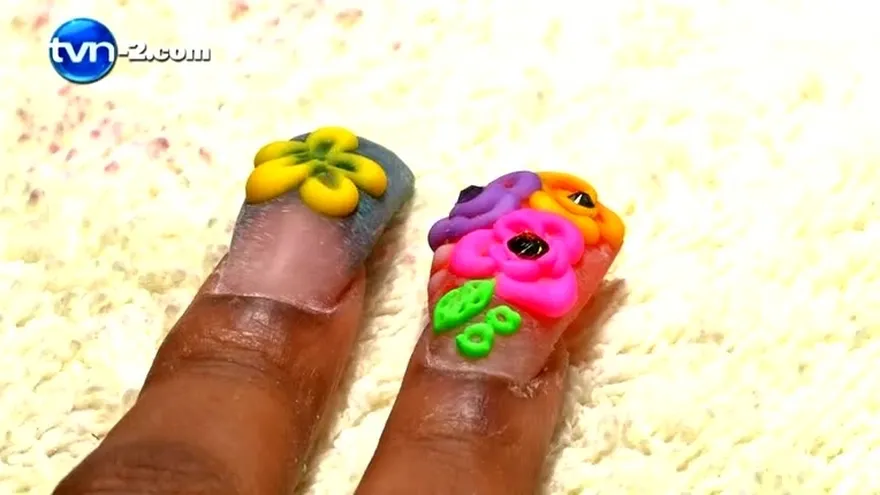 UÑAS CON BRILLANTES