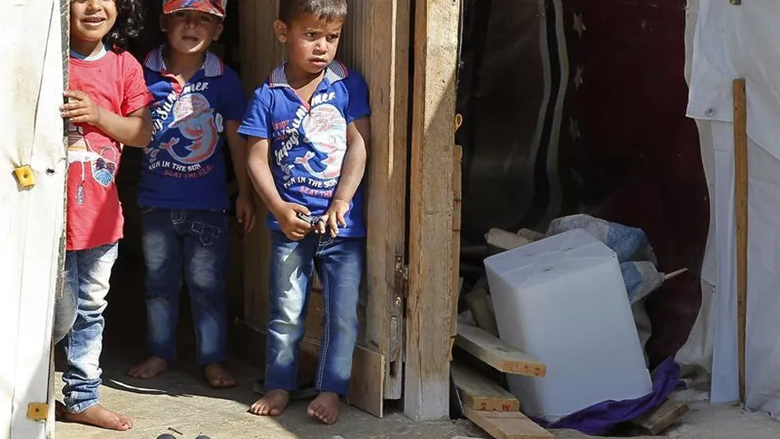 Varios niños refugiados sirios son vistos en el campo de acogida del Valle de Zahle Bekaa, al este del Líbano.