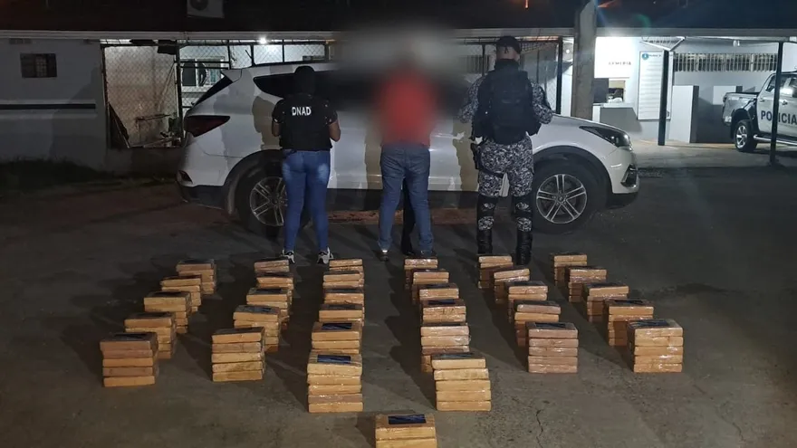 Mujer aprehendida con más de 100 paquetes de presunta droga en Santiago