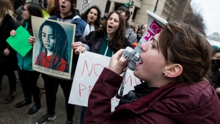 En medio de toma de posesión de Trump se registran incidentes entre policía y manifestantes