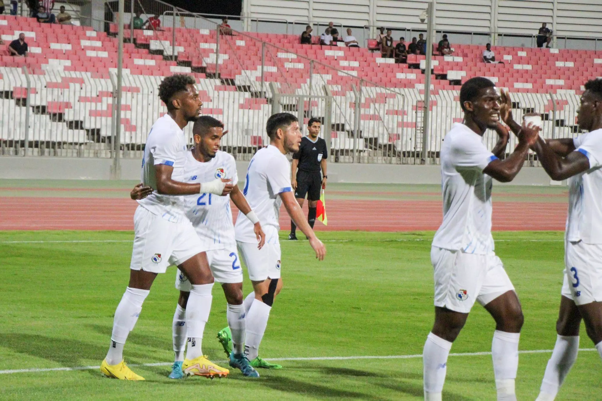 Michael Amir Murillo (i) junto a sus compañeros de la selección panameña