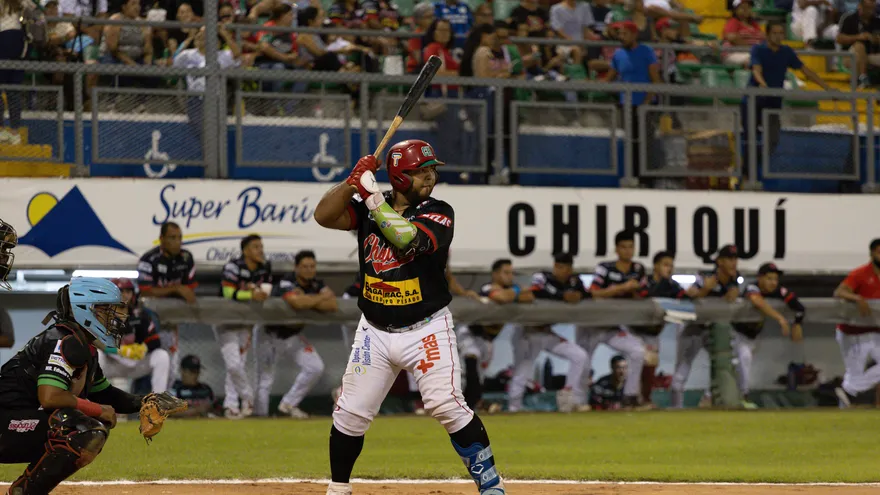 Erasmo Caballero durante un turno al bate en el partido semifinal entre los equipos de béisbol mayor de Chiriquí y Panamá Oeste