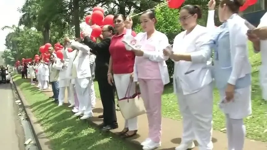 Realizan cadena humana en el Día Mundial del Corazón