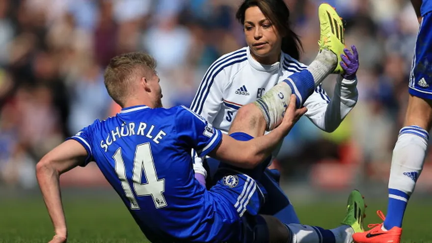 La doctora Eva atendiendo a Schürrle.