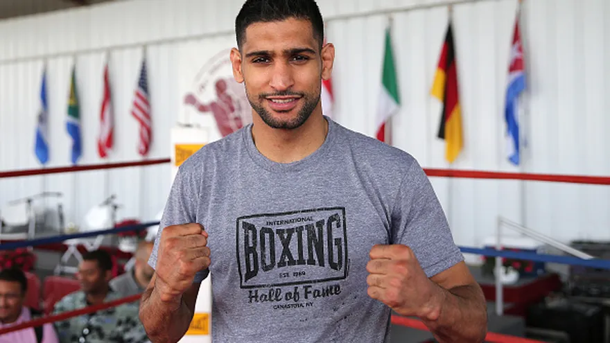 Excampeón Amir Khan volverá a los cuadriláteros en abril