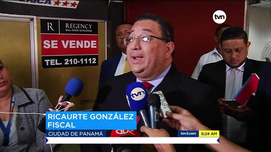 Perito revisa material del disco compacto del caso pinchazos