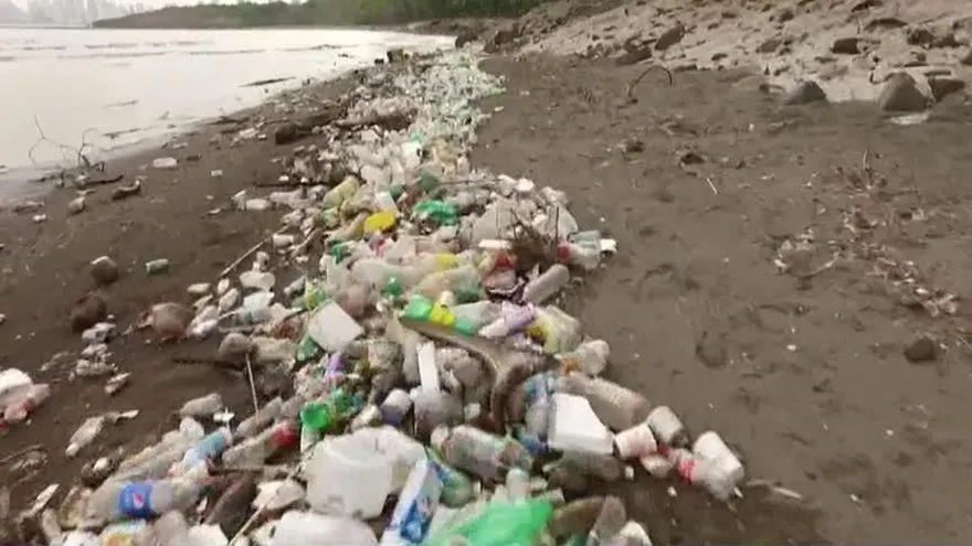 Río arrastra desperdicios tras fuerte aguacero