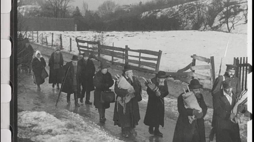 Imágenes cedidas a Efe por Filmarchiv Austria de la película "La ciudad sin judíos", estrenada en 1924 y que es la primera en criticar el antisemitismo en la historia del cine. El largometraje mudo narra la expulsión de la población judía de Viena, llamada Utopía en el filme.