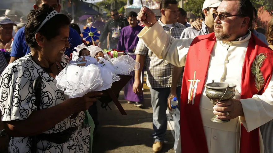 Cientos de feligreses salvadoreños llegaron hoy hasta el municipio de Antiguo Cuscatlán, a 8 kilómetros al suroeste de la capital de El Salvador, para agradecer los favores o hacer una petición a los Santos Niños Inocentes, quienes recorrieron las calles de esta localidad.
