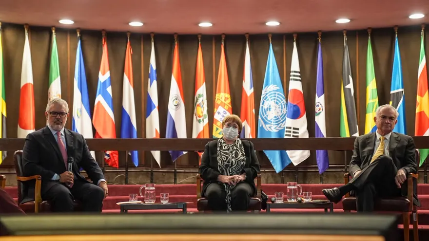 De izquierda a derecha, Iván Duque, expresidente de Colombia; Michelle Bachelet, expresidenta de Chile; y José Manuel Salazar-Xirinachs, Secretario Ejecutivo de la CEPAL (foto: CEPAL).