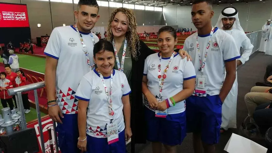 Atletas panameños junto a la cantautora Erika Ender