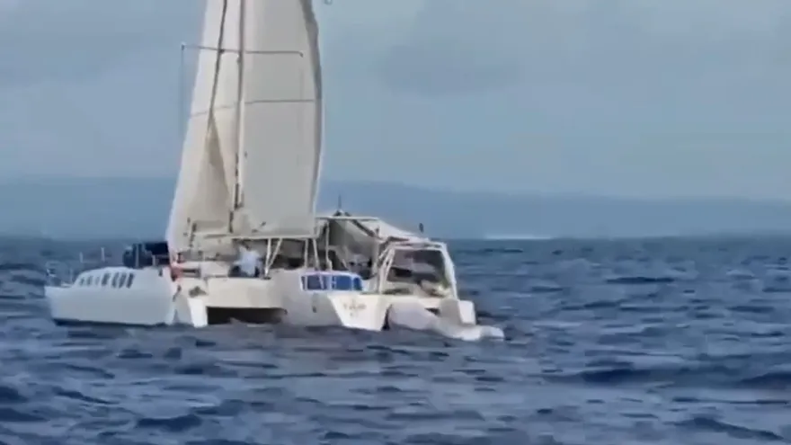 Rescatan a una embarcación con dos franceses a la deriva cerca de isla Grande