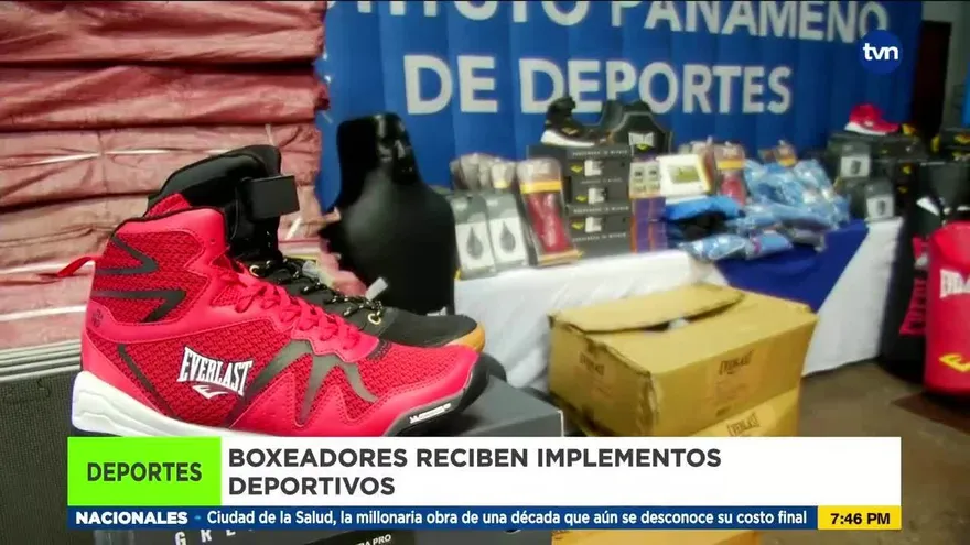 Entrega de implementos deportivos a los boxeadores en el gimnasio "Rockero" Alcazar