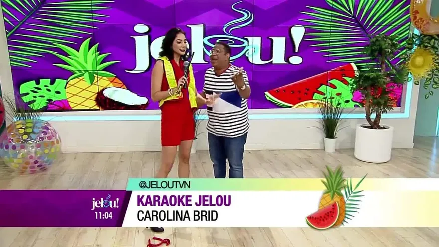 Carolina Brid sorprende en el Karaoke Jelou