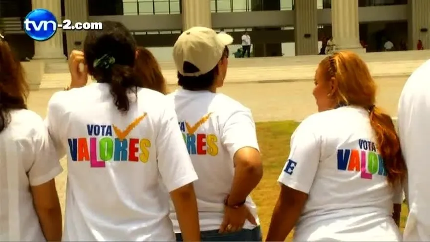 Magistrados del Tribunal Electoral en cadena humana
