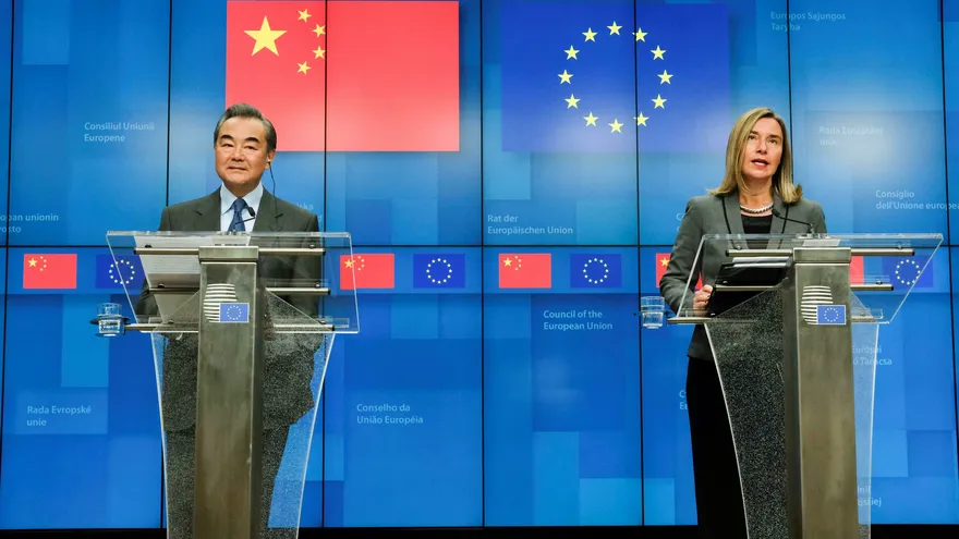 El ministro de Exteriores chino, Wang Yi (izq), y la jefa de la diplomacia europea, Federica Mogherini, dan una rueda de prensa tras participar en la reunión estratégica de alto nivel UE-China este lunes en Bruselas.