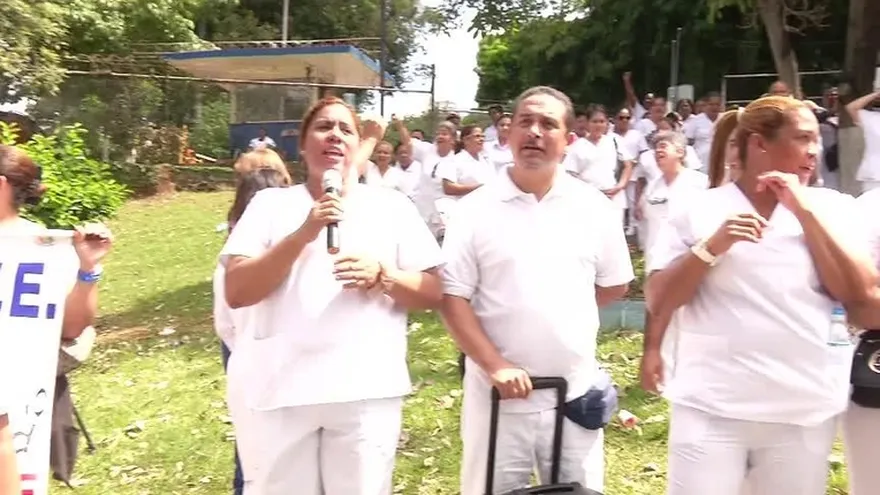 Técnicos de enfermería vuelven a provocar cierre de calles