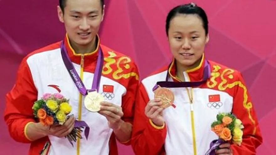 Oro y plata para China en dobles mixtos del bádminton