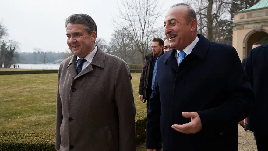 El ministro de Exteriores alemán, Sigmar Gabriel (i), y su homólogo turco, Mevlut Cavusoglu (d), caminan después de ofrecer una rueda de prensa conjunta en la Oficina Federal de Exteriores, en Berlín (Alemania)