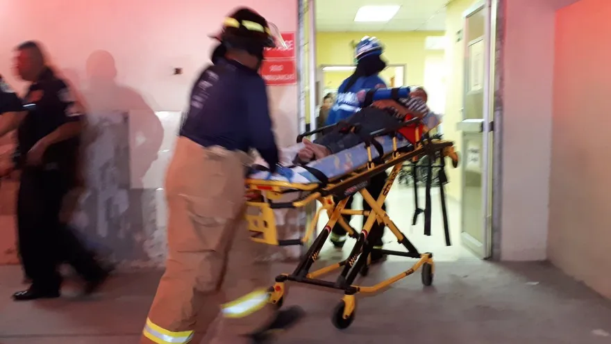 Bomberos y policías trasladan a hospital de Penonomé a heridos