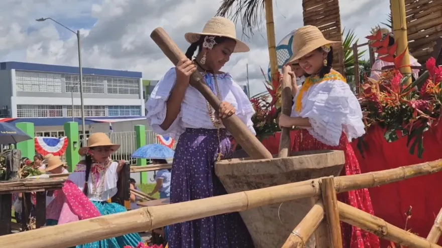 Niñas dramatizan la labor de pilar arroz