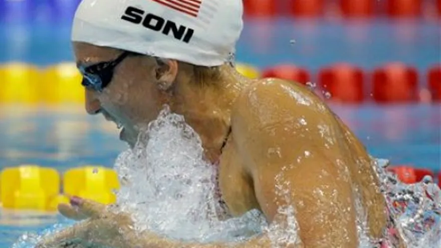 Soni fija récord mundial en 200 pecho olímpicos