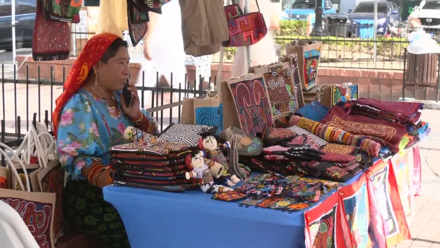 Artesanos exponen sus creaciones en el marco del Casco Peatonal