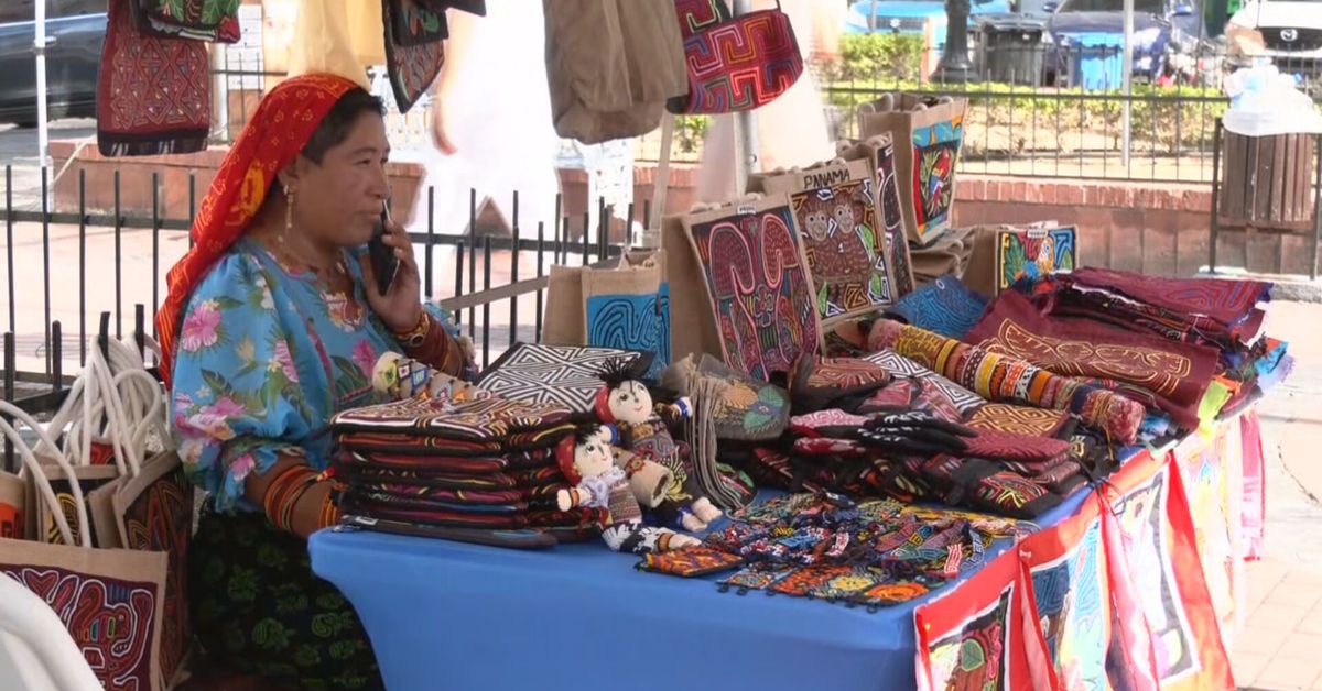 Arrancan las celebraciones en la antesala del Casco Peatonal con exposición de artesanías y danzas típicas