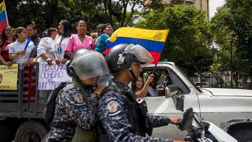 Trabajadores sanitarios protestan para exigir mejoras salariales y dotación hospitalaria en las inmediaciones de la Conferencia Episcopal Venezolana. Los obispos venezolanos respaldaron hoy los reclamos que mantienen desde hace un mes los trabajadores sanitarios
