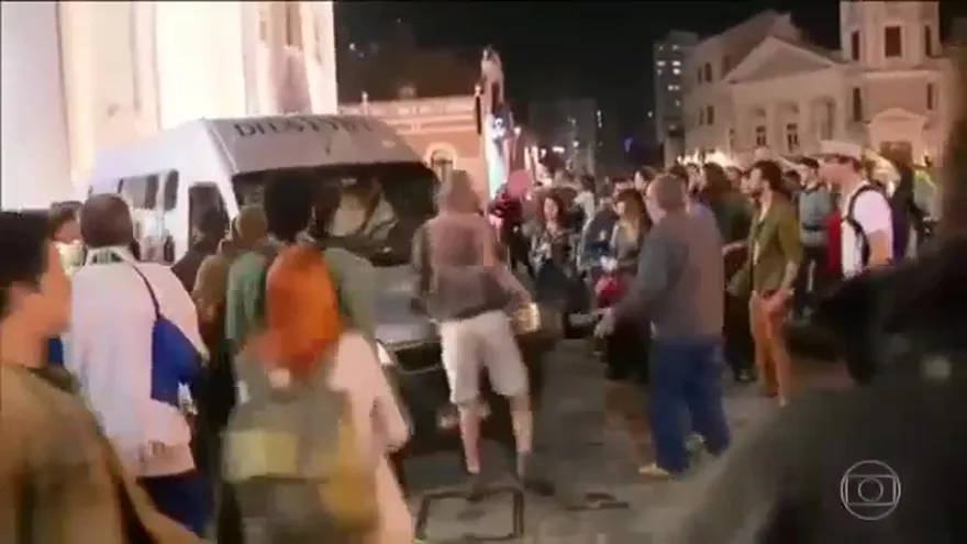 Boda termina en lluvia de huevos