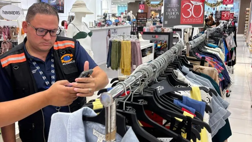 Funcionarios de Acodeco durante inspeciones realizadas en comercios por operativo de Black Friday