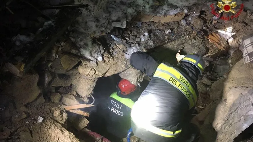 Fotografía facilitada por el departamento de bomberos que muestra a varios de sus efectivos en las labores de rescate y búsqueda de supervivientes tras la avalancha en el hotel Rigopiano en Farindola, Italia.