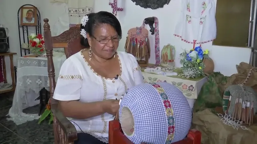 El privilegio de tejer una pollera