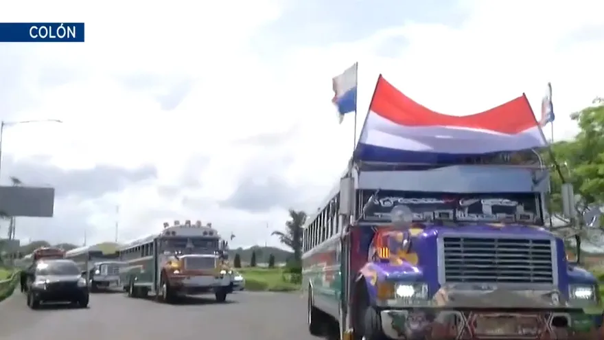 En caravana transitaban los autobuses en Colón