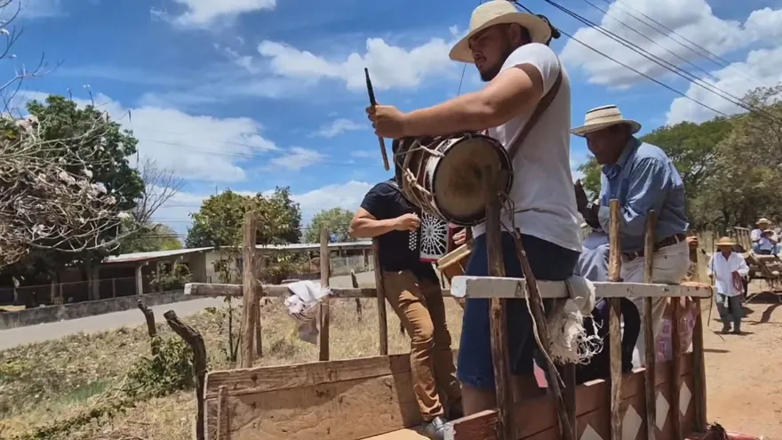 La celebración contó además con presentaciones folclóricas, música, bailes típicos.