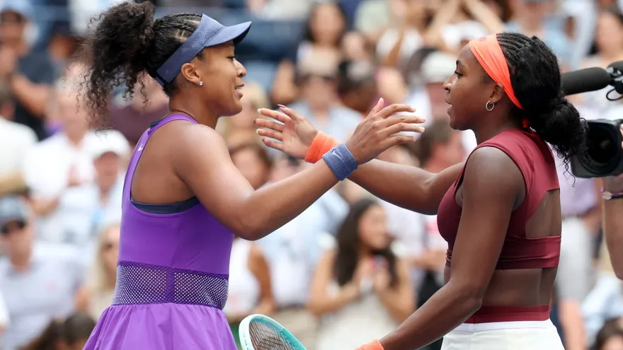 Naomi Osaka (i) y Coco Gauff (d) se dan un abrazo tras finalizar su partido