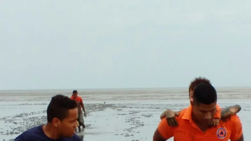 Momento en que son rescatadas las personas que estaba en playa Veracruz
