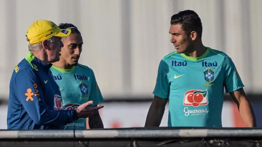 Carlo Ancelotti (i) da instrucciones a Raphinha (c) y Casemiro (d)