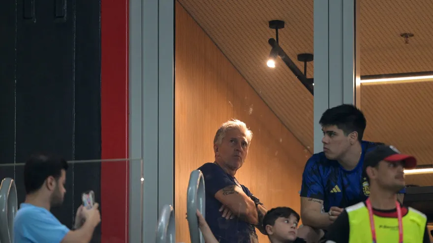 Jorge Messi en palco de un estadio de fútbol en el Mundial de Catar 2022