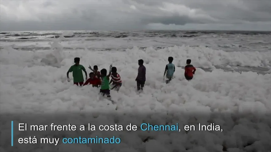 Diversión en India... en medio de espuma tóxica