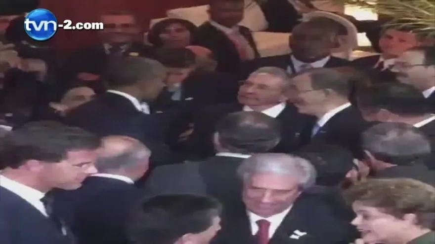 El estrechón de mano de Obama y Castro en Panamá