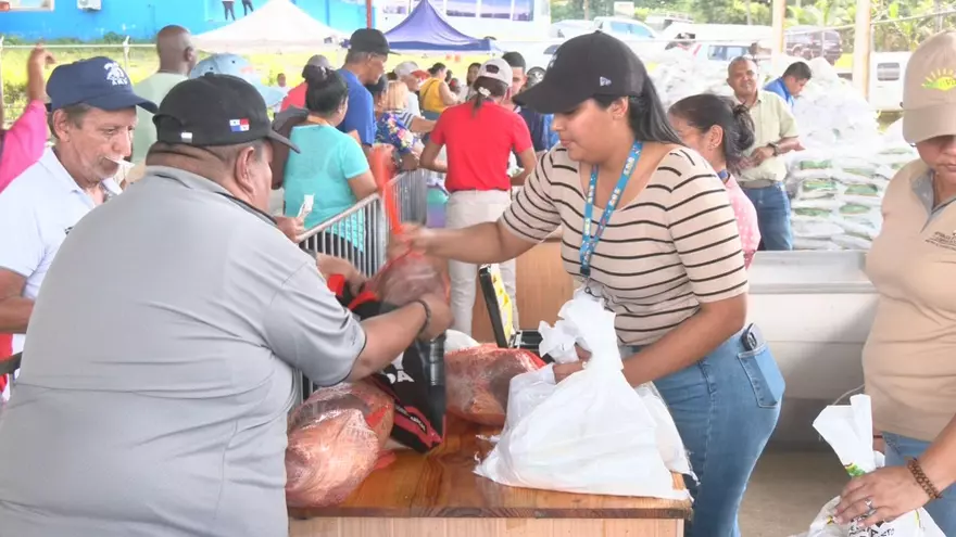 Naviferias del IMA de diciembre de 2024 donde se entregaban jamones picnic con hueso. Imagen archivo.