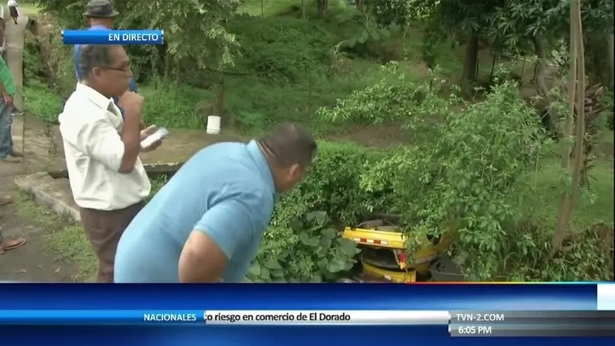 Vehículo cae en una quebrada en La Chorrera