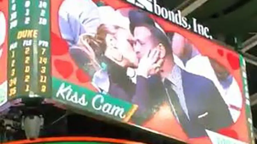 La kiss cam sorprende a J-Lo y Alex Rodríguez