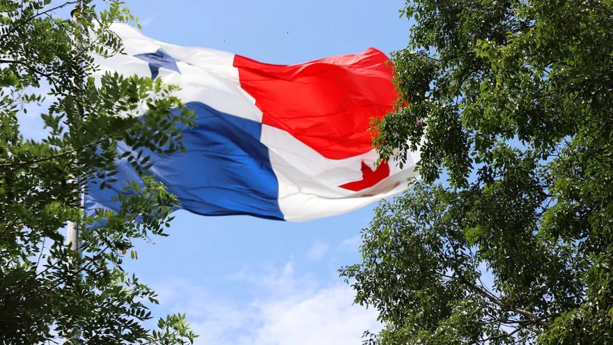 Bandera en el Cerro Ancón
