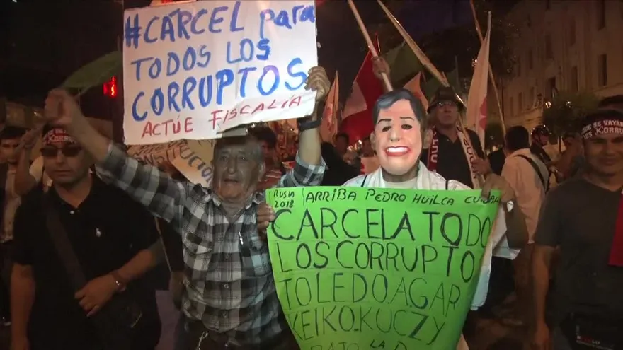 Perú: Kuczynski denuncia“golpe”, miles marchan contra corrupción